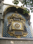 Часы на одной из башен дворца Консьержери.