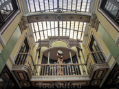 Галерея была построена по заказу Eusebio Gutiérrez, который в 1886 нанял архитектора  Jerónimo Ortiz de Urbina для проекта галереи, соединяющей зоны Собора ...