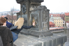 По преданию с Карлова моста была сброшен почитаемый в Чехии святой Ян Непомуцкий. В том самом месте где тело святого погрузилось во Влтаву, над водой возникло свечение в виде 5 звезд, с тех пор Непому