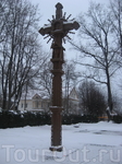 Каунас. Крест возле курии архиепископа