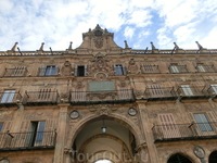 Восточный фасад площади занимает Королевский павильон с балконом, на котором чета монархов, когда бывала в Саламанке, могла смотреть на действия, разворачивающиеся ...