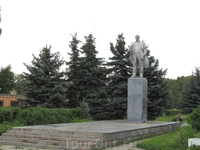 2 памятника. В советские времена на главной площади поставили памятник Ленину, кстати напротив здание городской администрации