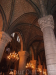 готические потолки,  тяжелые люстры украшают собор Парижской Богоматери