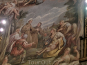 Стены церкви расписаны фресками, повествующими о чудесных деяниях Святого Антония. Например вот эта фреска повествует об излечении ноги молодого человека ...