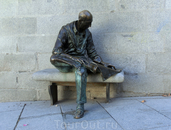 А на скамеечке у дворца мы увидели еще одного персонажа. Это еще один читатель -
 Lector en la plaza de la Paja, установленный в 1997 году. Entre todos ...