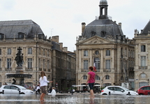 Площадь Биржи  и знаменитое "водное зеркало" по которому любят ходить не только дети.