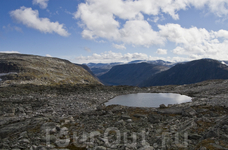 На горе Далснибба (1500м) недалеко от Гейрангер Фьорда, откуда открывается неповторимый вид на фьорд и заснеженные верхушки гор...