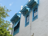 Окна, ставни и двери этого местечка покрашены в голубые тона.