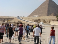 Но народ рвется к пирамидам. Хоть и без экскурсовода.