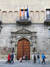 Здание построено в 1551-1559гг , архитектор Martín Gaztelu, интересно камни цоколя взяли из древнеримских развалин (их мы тоже увидели позже). Здание украшено ...