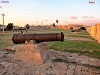 Пушки, оборонявшие Акко, в том числе и от  Наполеона, до сих пор можно увидеть на стенах крепости.