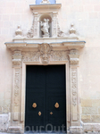Потом в XVII веке за его переделку/перестройку взялся Agustín Bernardino, ученик самого Juan de Herrera (построил Собор в В Вальядолиде см тут http://tourout ...