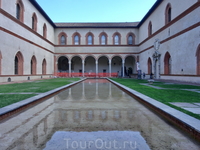 Corte Ducale - Герцогский двор. Мне он сильно напомнил дворик Альгамбры не только бассейном,  но какими-то арабскими окошками зданий, выходящими во двор ...