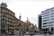 Площадь Каталонии — большая площадь, окруженная памятниками, является самой деловой и популярной площадью Барселоны. Она расположена между старым городом (Ciutat Vella) и районом XIX в. Эшампле.