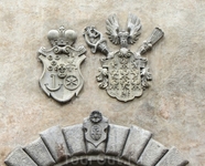 На гербе видна пятилепестковая роза