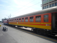 Местный поезд до Бара (непонятной "черногорской" расцветки) на вокзале в Подгорице