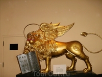 Этого крылатого золотого  льва англичане сперли из Венеции во время очередного похода. Крылатый лев является гербом Венеции. Венецианцы до сих пор никак ...