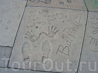 слепки рук и ног знаменитостей перед Китайским театром на Голливудском бульваре
