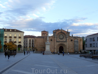 Одна из двух больших площадей города находится вне городской стены и называется она Plaza de Santa Teresa  или просто El Grande (видимо в противоположность ...