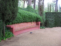 Милая скамеечка... 
Вообще Сады Святой Клотильды похожи на очень ухоженный парк, какие можно встретить в разных городах.