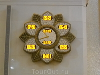 Часы, показывающие время молитв. Мусульманское летоисчисление основано на лунном календаре, в котором 354/355 дней в году. В нижней строке - текущая дата ...
