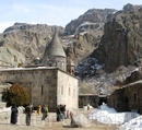 Здание монастыря на фоне живописных скал.