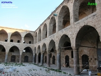 Хан Аль-Умдан состоит из двух этажей. Внутри расположен большой двор с колодцем посередине