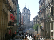 Улица Толедо выходит к Пласа Майор и со стороны площади выглядит вот так. Монументальный Собор Святого Исидра,  покровителя Мадрида, был закрыт.
Кстати ...