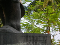 Памятник королю Лаоса.Изготовлено в ССР