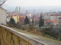 Белочка и вид на Прагу с Пражского Града