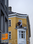 17 мая - праздничный день в Норвегии,
парочка на балконе в Бергене...
