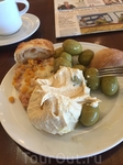 Мой типичный завтрак в отелях - Хумус намазывается на булки и оливки. Сок выжимается вручную самим. И газетка на английском. В принципе, я счастлив. )