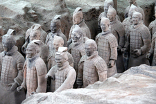 Пока обнаружена лишь малая толика статуй воинов и боевых коней, составляющих часть комплекса гробницы Цинь Шихуана, но уже сейчас эту находку расценивают как чудо. Археологи говорят: комплекс гробницы