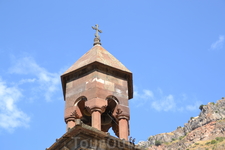 Часовня Григория Просветителя, возведенная ранее 1177 года, расположена высоко над дорогой, в сотне метров от входа в монастырь. Частично она вырублена в скальном массиве; композиция ее, по-видимому, 