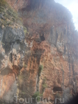 Пещеры в скале Рейли