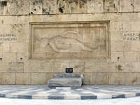 Могила Неизвестного солдата -  мемориал, посвященный погибшим на полях сражений. На мраморном монументе высечены названия всех стран, с которыми за свою трехтысячелетнюю историю боролась Греция. Внутр