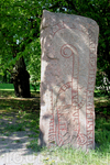 В Уппсале встречаются камни, покрытые рунами, и письменами, на некоторых из них запечатлены целые легенды...