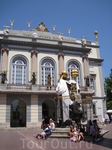 Вход в театр-музей и памятник каталонскому философу Пужольсу
