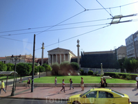 Главный корпус Афинской Академии наук состоит из центральной части и боковых крыльев. Перед фасадом здания установлены две колонны со статуями Аполлона ...