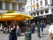 Брюссель.  В  таких   кафе  под  открытым  небом с неблагозвучным  названием(  если учесть  русский  смысл слова Panos)  продают  очень  вкусные  большие ...