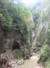 Гуамское ущелье, причудливые пещеры по бокам.
