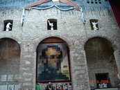 В музее С.Дали в центре картина при ближайщем рассмотрении в центре видна фигура Галлы, а издали лицо президента 