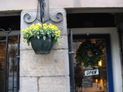 Практически каждый магазинчик или паб украшены подвесными горшками с цветами. Фотография сделана в декабре, а цветение в самом разгаре.