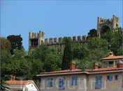 Главная достопримечательность города - крепостная стена.