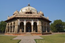 Дели, комплекс Хамаюм -Томб (Humayun Tomb),  окружен замечательным парком и развалинами крепостных стен