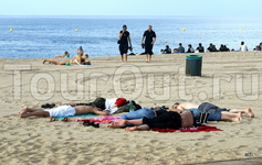 ПОСЛЕ ВЕСЁЛОЙ НОЧИ. ПЛЯЖ LLORET DEL MAR. КОСТА БРАВА.