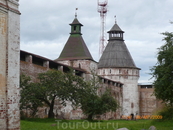 Крепостные стены с бойницами и башнями- уникальный памятник русского оборонного зодчества середины 14 века.