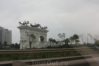 Триумфальная арка в Ханое