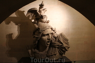 Скульптура, которая находится внутри в Триумфальной арке.