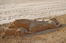 Песчаная скульптура на пляже в Бенидорме.